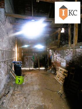 Scheune mit großem Tor - 