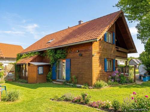 Hausansicht - Einfamilienhaus mit Doppelgarage in Ortsrandlage von Gestratz