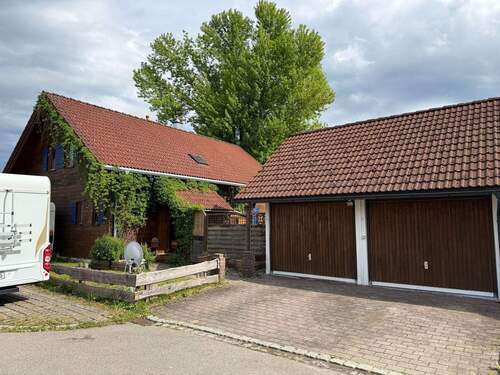 Hausansicht mit Doppelgarage - 