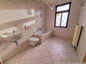 Bad mit Wanne und Fenster - 