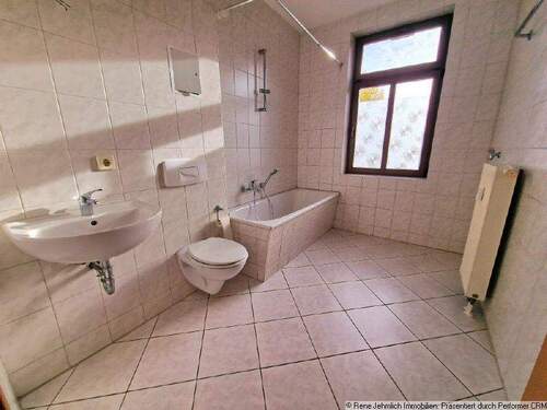 Bad mit Wanne und Fenster - 