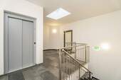 Treppenhaus mit Fahrstuhl - 