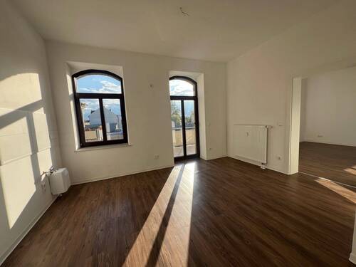 Wohnzi. - 1. OG mit Lift Balkon Wanne + Dusche große Küche u.v.m.