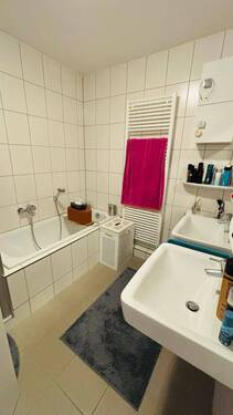 Bad mit Wanne - 