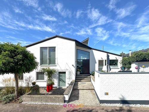 Südfassade mit Eingangsbereich - 