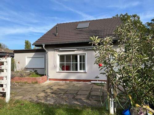 Eingang und Seitenansicht - 3 Zimmer Einfamilienhaus in Oranienburg