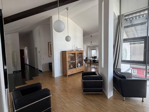 Wohnbereich - Einzigartige Architektenwohnung mit hohen Decken, Designmerkmalen und Glas-Erker mit Panoramablick
