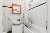 Bad mit Badewanne - 