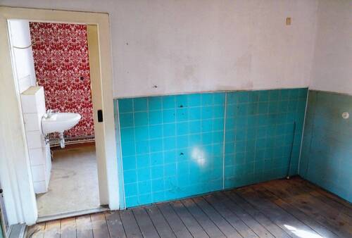 OG-Küche mit Blick zum Bad - 