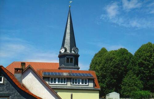 Fensterausblick auf die Viernauer Kirche - 