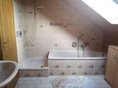 Bad mit Wanne und Dusche - 