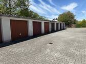 mehrere Garagen nebeneinander - 