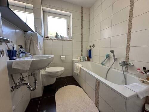 Bad mit Tageslicht und Wanne - 2 Zimmer Etagenwohnung in Erding
