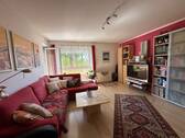 Wohnzimmer mit Zugang zum Balkon - 