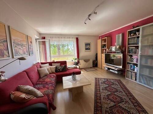 Wohnzimmer mit Zugang zum Balkon - 