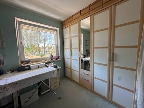 Schlafzimmer mit Platz für Schrankwand - 