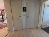links Abstellraum - rechts Wohnungstür - 
