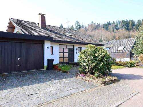 Ansicht Ost mit Garage und Blick auf die Stellplät - 5 Zimmer Einfamilienhaus in Buchenbach