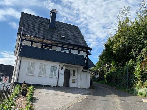 Ansicht Haupteingang - Mehrfamilienhaus, Wohnhaus in Schmallenberg zum Kaufen