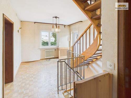 Helle Diele mit Holztreppe zu den Wohnebenen_06 - 