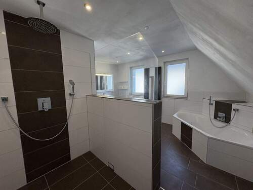 Regendusche und Badewanne - 