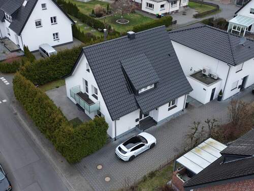 Drohnenaufnahme Außenansicht - Neubau-Feeling – kernsaniertes Einfamilienhaus mit Wärmepumpe