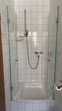Bad mit Dusche - 