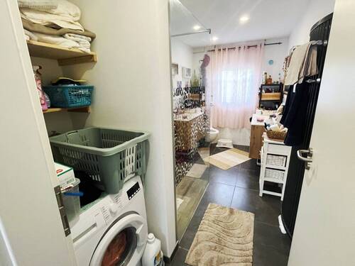 Praktischer Bereich für die Waschmaschine mit Durchgang ins ... - 