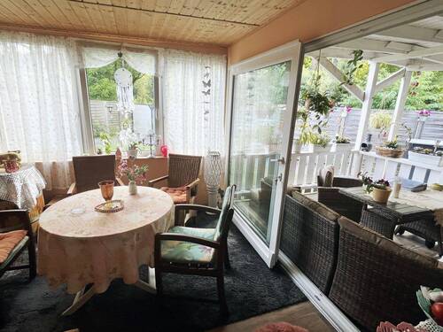 Schöner Übergang vom Wintergarten zur überdachten Terrasse - 
