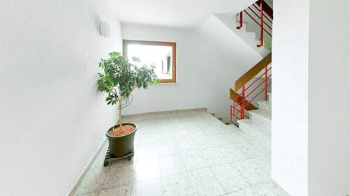 592 - Eingang - 4 Zimmer Etagenwohnung zum Kaufen in Metzingen