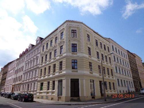 Eckgebäude an Straßenecke - 