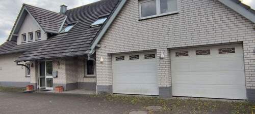 Von der Zufahrt aus - Großes EinZweifamilienhaus mit Doppelgarage