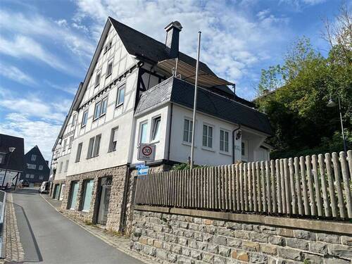 Straßen-Ansicht - Saniertes 2-FH plus Ladenlokal in Schmallenberg-Bad Fredeburg