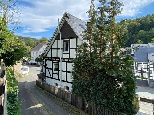 Rück-Ansicht - 9 Zimmer Mehrfamilienhaus, Wohnhaus in Schmallenberg