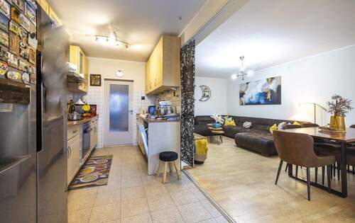 Offene Küche mit Blick in den Essbereich - 