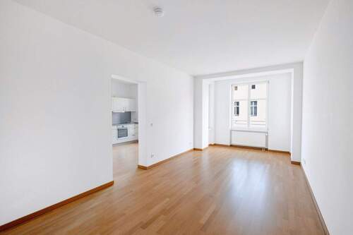 Zimmer mit Blick zur Küche - 2 Zimmer Etagenwohnung in Berlin