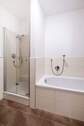 Bad mit Wanne und Dusche - 