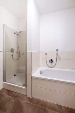 Bad mit Wanne und Dusche - 