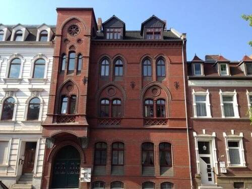 Straßenansicht - Sehr schöne 3-Raum Wohnung mit Balkon und auf Wunsch mit PKW Stellplatz
