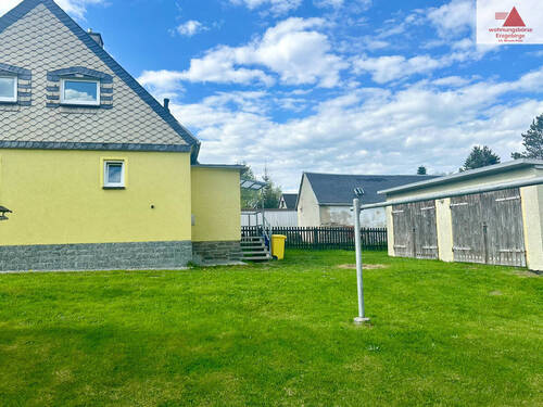 Ansicht seitlich m. Garagen - 3 Zimmer Doppelhaushälfte in Jöhstadt