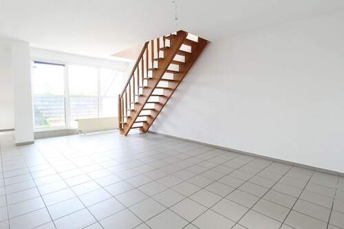Wohn- und Esszimmer mit Balkon - Zwei Ebenen, viele Möglichkeiten - Maisonette mit Entwicklungschance in Mönchengladbach-Holt