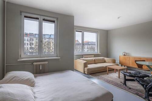 Zimmer mit Zugang zur Loggia - Kreuzberg, Kanalblick, Charakter - 1-Zimmer-Wohnung am Wasser