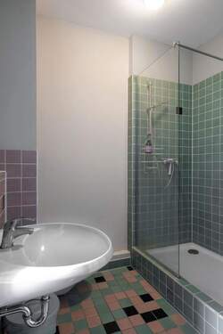 Tagesbelichtetes Bad mit Dusche und Wanne - 