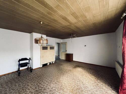 Wohnzimmer EG mit Kachelofen - 