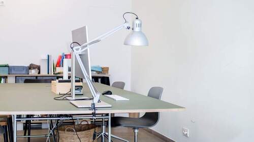 Bild 1 - Kreativer Schreibtischplatz im Münchner Architekturbüro sofort verfügbar