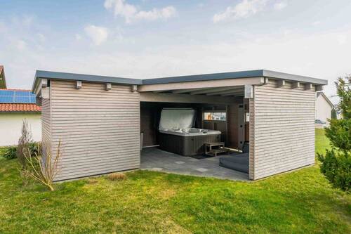 Saunahaus mit Whirlpool - 