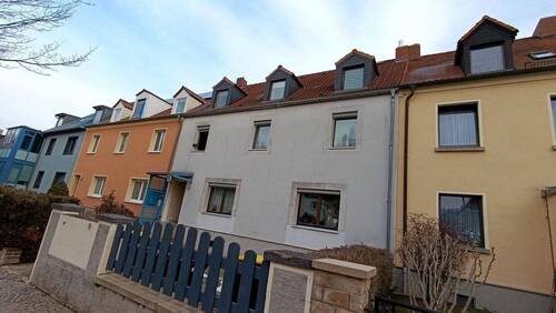 Straßenansicht - Kuschelige Dachgeschoßwohnung mit großem Gartenanteil