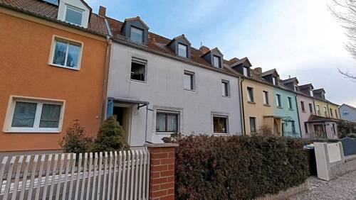 Straßenansicht - 4 Zimmer Etagenwohnung zum Kaufen in Naumburg