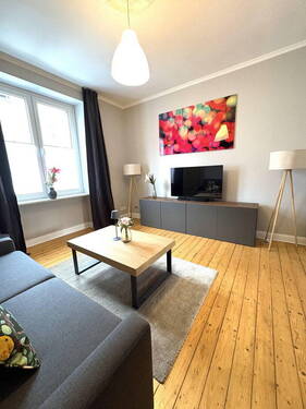 WE 3: Wohnzimmer - ERSTBEZUG: VOLLMÖBLIERTE 3-RAUM- GRÜNDERZEIT-SMARTHOMES IN CITY- BESTLAGE