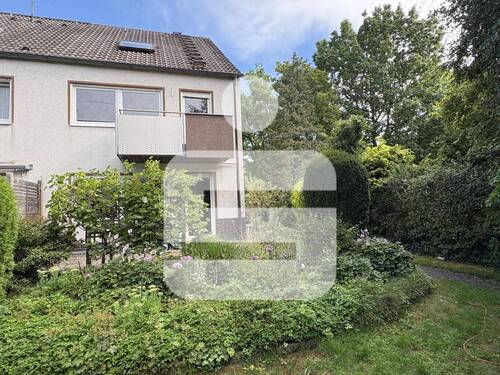 Blick aufs Haus vom Garten - Ruhiges Wohnen in gewachsener Wohngegend...Doppelhaushälfte in ER-Tennenlohe